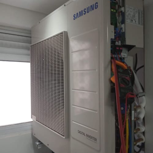 Unidade externa Samsung com o compartimento aberto para inspeção